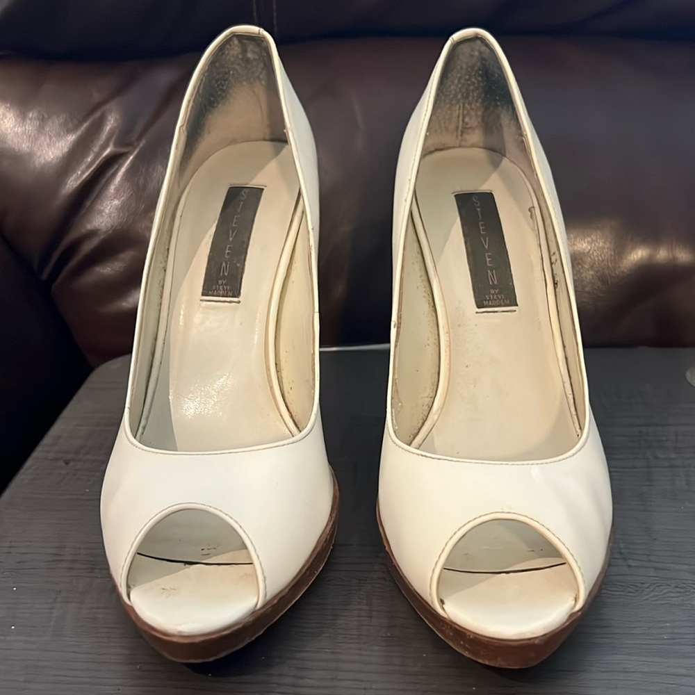 These comfy peep toe classics are great for work, brunch or a baby shower!